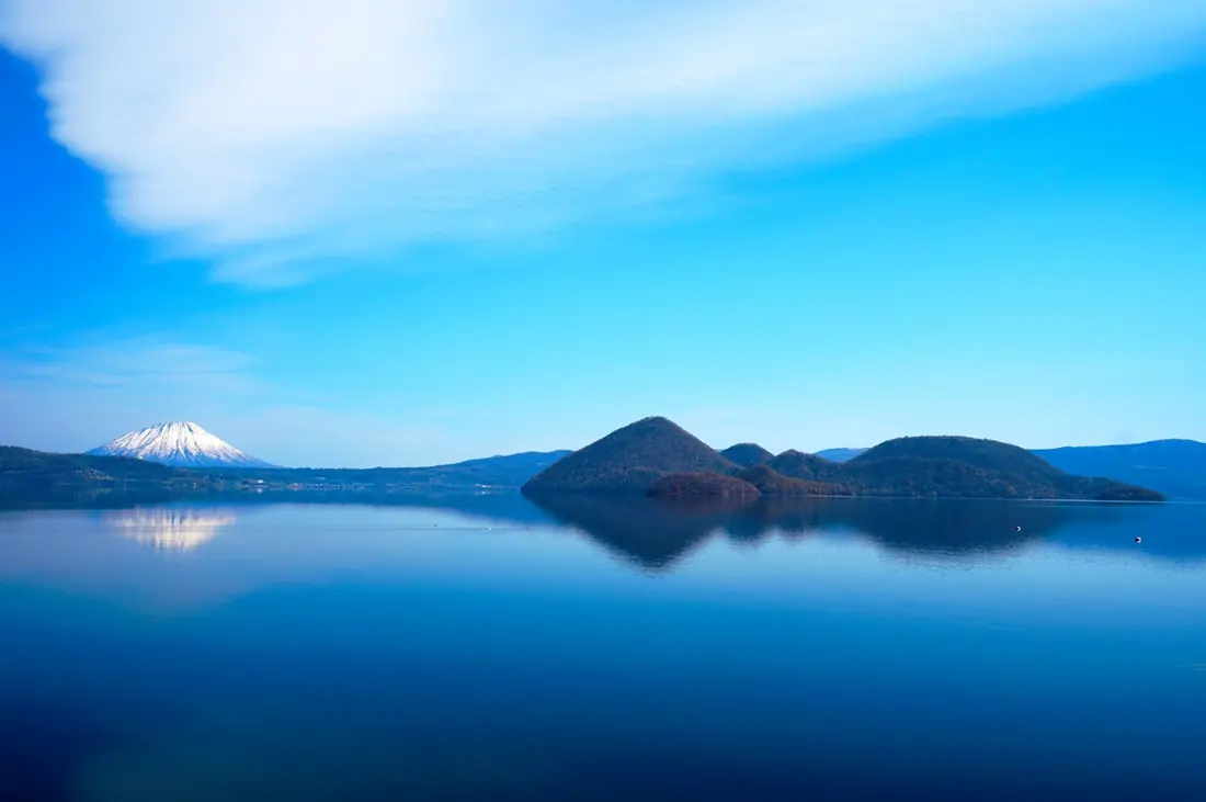 北海道の山々と静かな湖